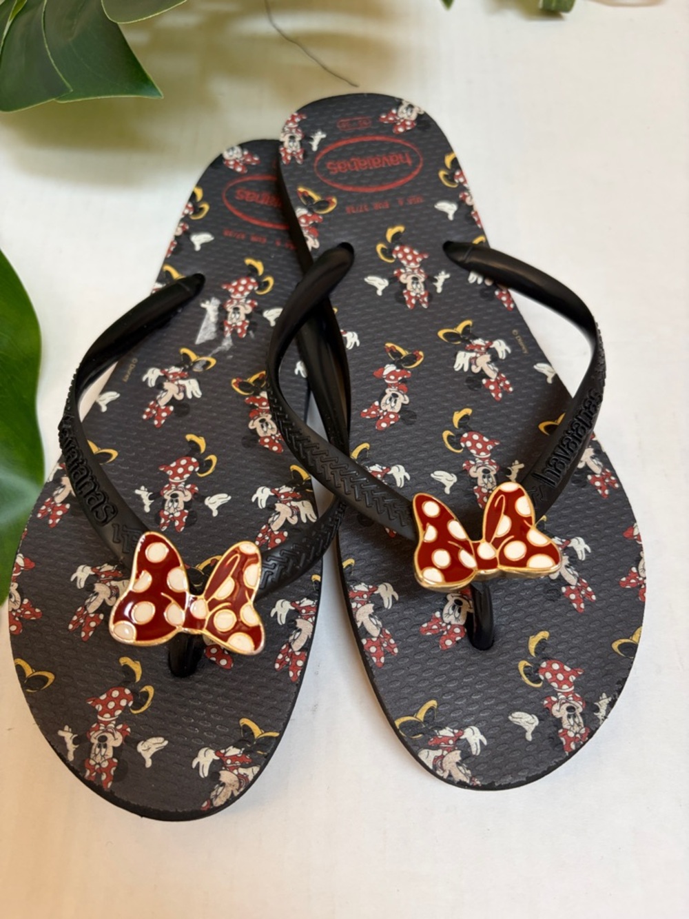 Havaianas Womens Minnie Mouse  Black Flip Flops with Red Polka Dot Bow Charms